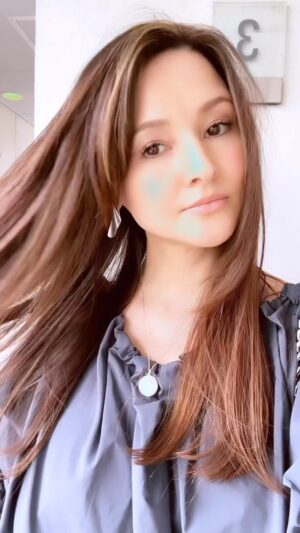 Reika Hashimoto Instagram - 中村さんに20年ぶりにカットして頂きました。
重めの中に軽やかさがあり、髪の毛の流れが絶妙で大好きなヘアになりました。
ありがとうございます😊