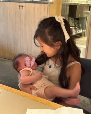 Reika Hashimoto Instagram - 心からお姉ちゃんを楽しんでいて、
妹を愛する姿に毎日ほっこりしてるよ🥰
こんなに優しいお姉ちゃん、私が羨ましいよ❤️
私も2人のお母さんになれて幸せ🎀

#sister
#きゃーちゃん0219