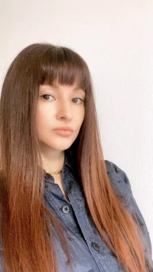 Reika Hashimoto Instagram - ロングだと飽きるので、カラーとバングスチェンジ
カラーはアプリコットに赤を少し、暖色系は10年以上振り🍑
バングスも今回は短めでボリュームも増やしました🧡
カラーは　@colorist_kijima_kenji キジマさん
カットは　@hairbyshinya  シンヤさん

ありがとうございます☺️🙏🏼💝