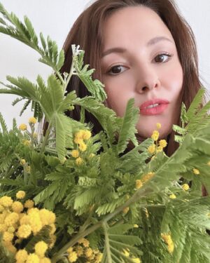 Reika Hashimoto Instagram - 国際女性デー💛
全ての女性へ おめでとう御座います。

歴史上に見受けられる様に、女性が迫害されてきた時代はあります。未だに国や地域によって女性というだけで辛い思いをしている人達がいます。
女性に発言権が無かった時代、今の私には想像が出来ません。1922年にイタリアで初めて国際女性デーが祝われました。そんな女性達が立ち上がり勇気を持って社会に対して発した言葉や行動は今の私達に素晴らしい路を作ってくれたと思います。
私達の先祖に感謝すると同時に、この現代の全ての女性達にも自身が女性であるというアイデンティティー、外面的な部分を手放し内側からの女性としての強さや気高さにスポットを当て賞賛して欲しいと思います。

多種多様なこの時代、女性というセクシャリティー、そこを超えて一人間として自身に誇りを持つ事。
これが後世に伝えて行く大切な事だと私は思います。
全人類にとってより良い社会、未来が今後広がる事を考え、自分が個人単位で今出来る事を実践して行きたいと思います。

#国際女性デー 
#happywomensday 
#ミモザ
