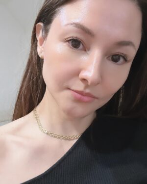 Reika Hashimoto Instagram - 私はナチュラルな美容が好きです。
肌本来の元気を取り戻す事、
『今の自分をナチュラルにアップグレードする。』
これが私の美容のテーマ

最近行って来たお気に入りにの施術を紹介させてください。
↓

①「水玉リフティング」
ハイフのように引き上がるのに、お肌にしっかり水分を与えて、更に、お肌の細胞を再生。
幹細胞、エクソソームもしっかり導入させて、きめ細かい肌へ。

②&healthy（アンドヘルシー）

エクステ装着後に、まつげパーマをかけていく施術。
↓
①日本人の8割は、下がりまつ毛と言われています。そのままエクステをつけても、まつ毛エクステが目に被さり、眠たげな印象になりがち。（それもセクシーで可愛いのですが）
②まつ毛は必ず層になって生えてます。（生えている高さがバラバラ）
アンドヘルシーを行うと、①②が解決！
しっかりあげることも、ナチュラルに仕上げることもできる技法で光が目に差し込み眼差しが明るくなります。

お世話になりました。🙏🏼✨
@bonheur_factor
@lashesbysaika