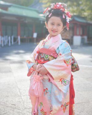 Reika Hashimoto Instagram - 移りゆく季節と共に幼き君のあどけない匂いも、もみじの様に可愛らしい手も、いつのまにか成長し、、
喜びの中に切なさを感じるよ。

愛おしい毎日を私にくれてありがとう。

おめでとう七五三💝

私の七五三の時の着物。
娘に着て貰えてこの上ない幸せ。
君の在るところに幸有り💖

#七五三
#着物
#日本髪