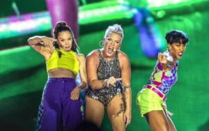 Reina Hidalgo Instagram - Melbourne you are up next TONIGHT!!! 
SHOW 1 out 4 
SHOW 7 
📸 @ninologiudice 

#pinksummercarnival #stadiums #tourlife
