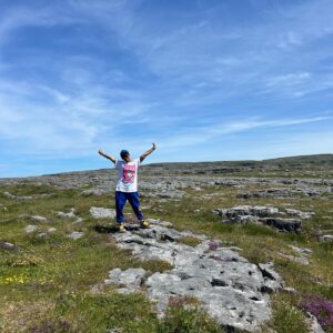 Reina Hidalgo Instagram - 🅓🅤🅑🅛🅘🅝 🍀🇮🇪 ✌🏾
#barackobamaplaza #nature #cliffofmoher #galwayireland #beautyofburrenwalks