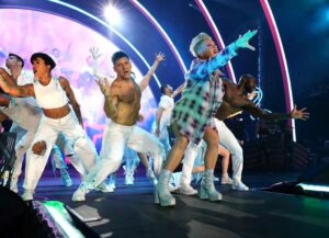 Reina Hidalgo Instagram - LA we have been waiting to bring you all the magic tonight ✨✨✨

SHOW 4️⃣2️⃣
#pinksummercarnival2023 #tourlife #stadiums