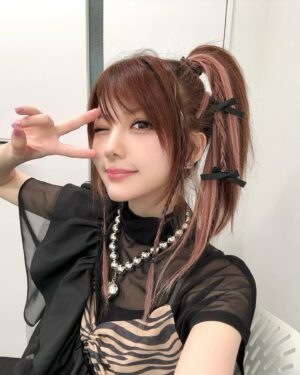 Reina Tanaka Instagram - .
きのうクロクルで着た洋服🎀
髪型は久しぶりにサイドの高めポニーにしました✌️✨️

黒のヒラヒラを上からする事によって
どんな洋服になっとうか分からん構造やろ？🖤笑
最近こういうのにハマってます🤭
・‥…━━━☞・‥…━━━☞
#れーなこーで
#labelleEtude #ラベルエチュード
#jouetie #ジュエティー
#サイドポニー  #ポニーテール