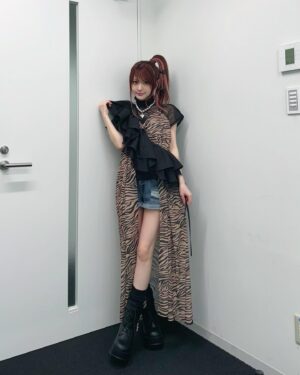 Reina Tanaka Instagram - .
きのうクロクルで着た洋服🎀
髪型は久しぶりにサイドの高めポニーにしました✌️✨️

黒のヒラヒラを上からする事によって
どんな洋服になっとうか分からん構造やろ？🖤笑
最近こういうのにハマってます🤭
・‥…━━━☞・‥…━━━☞
#れーなこーで
#labelleEtude #ラベルエチュード
#jouetie #ジュエティー
#サイドポニー  #ポニーテール