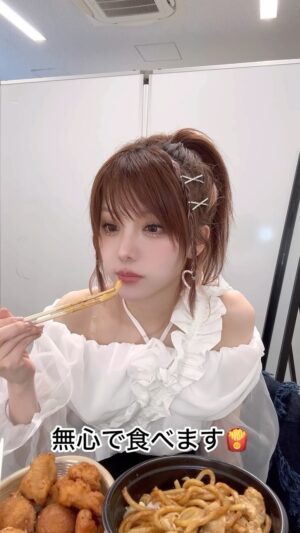 Reina Tanaka Instagram - .
クロフェスの時 裏でちょっと動画まわしてました🫶💕
ステージ裏ではこんな風に過ごしたよ〜😊

ほぼ食べよう動画やけど🐖🐖🐖
ぜひ見てね♡♡♡

BGMは ソロ曲【SNS NG】です🎶
・‥…━━━☞・‥…━━━☞
#REINAVlog #楽屋裏
#モッパン #食べる動画