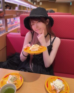 Reina Tanaka Instagram - .
海老🦐海老🍤海老🦐
回転寿司行っても生魚は食べません🐟

基本、海老の味ついた系･軍艦のサラダとか
サイドメニューのフライドポテトを食べます🍟
・‥…━━━☞・‥…━━━☞
#スシロー #🍣
#海老アボカド #海老
#回転寿司