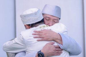 Reiner Manopo Instagram - Pelukan hangat papa yang ga pernah bisa reiner lupain. terimakasih papa sudah mengajarkan banyak hal, walaupun kurang dari setahun reiner kenal papa. kayanya ga adil aja gitu baru sebentar kita ketemu, padahal masih banyak yg reiner mau tanyain, masih banyak jg yg mau reiner pelajarin dari papa. tp ternyata Allah lebih sayang sama papa. Papa orang baik insyaAllah husnul khatimah. 
InsyaAllah semua kata2 papa dan janji yg udah kita buat didalam pelukan ini reiner akan selalu ingat seumur hidup!!! 
I LOVE YOU PAPSKY ❤️😎😘
.
.
innalilahiwainnailaihi rojiun telah berpulang ke Rahmatullah Papa Remmy Julian Firman Atmadipura 😘❤️🥰 
23 juli 1974 - 15 september 2023 ❤️❤️❤️
#papsky #superdaddy #papa #love #restinpeace #innalillahiwainnailaihirojiun