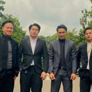 Reiner Manopo Instagram - Pelukan hangat papa yang ga pernah bisa reiner lupain. terimakasih papa sudah mengajarkan banyak hal, walaupun kurang dari setahun reiner kenal papa. kayanya ga adil aja gitu baru sebentar kita ketemu, padahal masih banyak yg reiner mau tanyain, masih banyak jg yg mau reiner pelajarin dari papa. tp ternyata Allah lebih sayang sama papa. Papa orang baik insyaAllah husnul khatimah. 
InsyaAllah semua kata2 papa dan janji yg udah kita buat didalam pelukan ini reiner akan selalu ingat seumur hidup!!! 
I LOVE YOU PAPSKY ❤️😎😘
.
.
innalilahiwainnailaihi rojiun telah berpulang ke Rahmatullah Papa Remmy Julian Firman Atmadipura 😘❤️🥰 
23 juli 1974 - 15 september 2023 ❤️❤️❤️
#papsky #superdaddy #papa #love #restinpeace #innalillahiwainnailaihirojiun