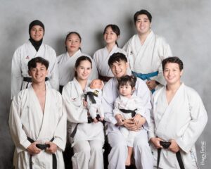 Reiner Manopo Instagram - osh sensei 👊🏼😎🔥
.
.
holaa aunty uncle semuanya. 
Doain Junior & Alexa yah biar bisa jadi juara kaya opah dan keluarga 😘❤️😍 
📸 @khayraportrait 
#reinermanopo #adisty #family #newborn #love #baby #born #karate #karateka