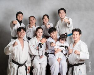 Reiner Manopo Instagram - osh sensei 👊🏼😎🔥
.
.
holaa aunty uncle semuanya. 
Doain Junior & Alexa yah biar bisa jadi juara kaya opah dan keluarga 😘❤️😍 
📸 @khayraportrait 
#reinermanopo #adisty #family #newborn #love #baby #born #karate #karateka
