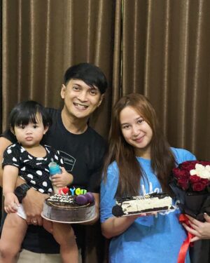 Reiner Manopo Instagram - Terimakasih ya Allah atas keluarga kecil kami. 🥹😍❤️
Barakallah fii umrik my beloved wife @adistyjuniar 😘❤️
&
selamat 22 minggu bumil, semoga panjang umur, sehat selalu utk kamu dan reiner junior, panjang umur dan bahagia selalu, aamiin. terimakasih sudah menjadi ibu dari anak-anakku, thank you supermom!!! we love you 😘❤️❤️❤️❤️😍 
#reinermanopo #adistyjuniar #family #love #couple #preagnant #supermom #bumil #hamil #happybirthday #bday #littlefamily #reinergmanopo #reinergrandiemanopo