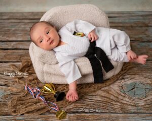 Reiner Manopo Instagram - osh sensei 👊🏼😎🔥
.
.
holaa aunty uncle semuanya. 
Doain Junior & Alexa yah biar bisa jadi juara kaya opah dan keluarga 😘❤️😍 
📸 @khayraportrait 
#reinermanopo #adisty #family #newborn #love #baby #born #karate #karateka