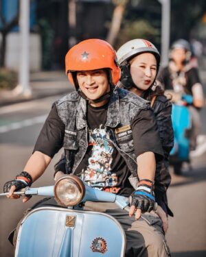 Reiner Manopo Instagram - Bahagia itu sederhana, ketika kita bisa mencintai sesuatu apa adanya bukan ada apanya. 
HAPPY MILAD @vespasanzclub 😍❤️💙🤙🏼
.
.
.
.
.
.
>>> Slide terakhir RVC (Rombongan Vespa Circus)
"naik vespa aja kita merem, apa lagi naikin...(lanjutkan) ✌🏼😝🤣
#reinermanopo #reinergmanopo #reinergrandiemanopo #adisty #adistyjuniar #scooterlife #scooterist #scooteristrasasusu #vespa #lover #vespasanzclub #vsc #sanzskutz #brangkutz #indonesia #komunitas #club #hobby #sunmori #nightride
