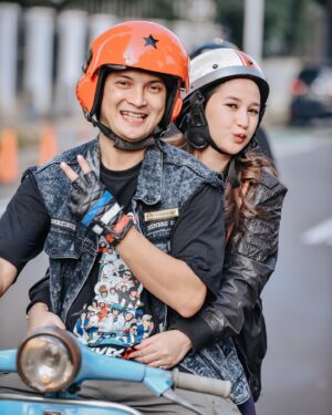 Reiner Manopo Instagram - Bahagia itu sederhana, ketika kita bisa mencintai sesuatu apa adanya bukan ada apanya. 
HAPPY MILAD @vespasanzclub 😍❤️💙🤙🏼
.
.
.
.
.
.
>>> Slide terakhir RVC (Rombongan Vespa Circus)
"naik vespa aja kita merem, apa lagi naikin...(lanjutkan) ✌🏼😝🤣
#reinermanopo #reinergmanopo #reinergrandiemanopo #adisty #adistyjuniar #scooterlife #scooterist #scooteristrasasusu #vespa #lover #vespasanzclub #vsc #sanzskutz #brangkutz #indonesia #komunitas #club #hobby #sunmori #nightride