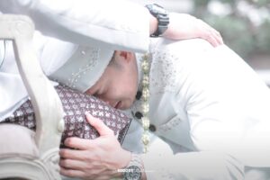 Reiner Manopo Instagram - Pelukan hangat papa yang ga pernah bisa reiner lupain. terimakasih papa sudah mengajarkan banyak hal, walaupun kurang dari setahun reiner kenal papa. kayanya ga adil aja gitu baru sebentar kita ketemu, padahal masih banyak yg reiner mau tanyain, masih banyak jg yg mau reiner pelajarin dari papa. tp ternyata Allah lebih sayang sama papa. Papa orang baik insyaAllah husnul khatimah. 
InsyaAllah semua kata2 papa dan janji yg udah kita buat didalam pelukan ini reiner akan selalu ingat seumur hidup!!! 
I LOVE YOU PAPSKY ❤️😎😘
.
.
innalilahiwainnailaihi rojiun telah berpulang ke Rahmatullah Papa Remmy Julian Firman Atmadipura 😘❤️🥰 
23 juli 1974 - 15 september 2023 ❤️❤️❤️
#papsky #superdaddy #papa #love #restinpeace #innalillahiwainnailaihirojiun