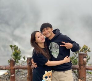 Reiner Manopo Instagram - Aku mah diajak naik aja udah bahagia, apalagi...(lanjutkan)😍
.
.
.
.
>>>>>JANGAN dislide sampe ujung!
.
.
.
.
ntar nanyain yg satunya lg 😝🙈
#adisty #reinermanopo #reinergmanopo #reinergrandiemanopo #adistyjuniar #couplegoals #summit #highking #jalanjalan #nature #santuy