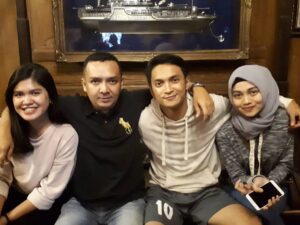 Reiner Manopo Instagram - sumpah demi apapun baru semalem kita cerita2 kangen banget kalo ada kamu de pasti seru bgt, kita ngerasa kaya ada yg aneh aja ga seperti tahun2 sebelumnya natalan 😭
eh pulang dr acara aku tidur malah mimpi kamu jelas bgt dtg diacara jg, tiba2 di meja makan tempat kita duduk2 terus ada kamu senyum2, fix kangeeen de @keziamnp 😭😭😭😭❤️❤️❤️
semoga kamu tenang disana yah, dilapangkan kuburnya, diterangkan kuburnya dan diberikan surgaNYA aamiin ya Allah🤲🏼😇
we love you deee @keziamnp 😘😘❤️❤️❤️
#brother #sister #love #familia #manopo