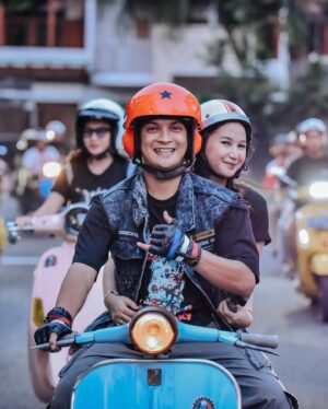 Reiner Manopo Instagram - Bahagia itu sederhana, ketika kita bisa mencintai sesuatu apa adanya bukan ada apanya. 
HAPPY MILAD @vespasanzclub 😍❤️💙🤙🏼
.
.
.
.
.
.
>>> Slide terakhir RVC (Rombongan Vespa Circus)
"naik vespa aja kita merem, apa lagi naikin...(lanjutkan) ✌🏼😝🤣
#reinermanopo #reinergmanopo #reinergrandiemanopo #adisty #adistyjuniar #scooterlife #scooterist #scooteristrasasusu #vespa #lover #vespasanzclub #vsc #sanzskutz #brangkutz #indonesia #komunitas #club #hobby #sunmori #nightride