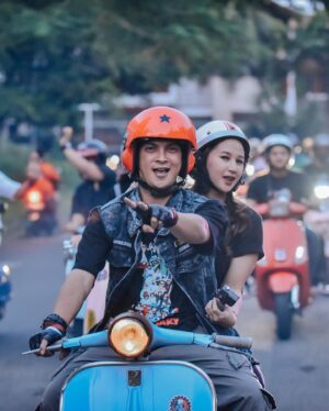Reiner Manopo Instagram - Bahagia itu sederhana, ketika kita bisa mencintai sesuatu apa adanya bukan ada apanya. 
HAPPY MILAD @vespasanzclub 😍❤️💙🤙🏼
.
.
.
.
.
.
>>> Slide terakhir RVC (Rombongan Vespa Circus)
"naik vespa aja kita merem, apa lagi naikin...(lanjutkan) ✌🏼😝🤣
#reinermanopo #reinergmanopo #reinergrandiemanopo #adisty #adistyjuniar #scooterlife #scooterist #scooteristrasasusu #vespa #lover #vespasanzclub #vsc #sanzskutz #brangkutz #indonesia #komunitas #club #hobby #sunmori #nightride