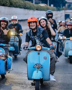 Reiner Manopo Instagram - Bahagia itu sederhana, ketika kita bisa mencintai sesuatu apa adanya bukan ada apanya. 
HAPPY MILAD @vespasanzclub 😍❤️💙🤙🏼
.
.
.
.
.
.
>>> Slide terakhir RVC (Rombongan Vespa Circus)
"naik vespa aja kita merem, apa lagi naikin...(lanjutkan) ✌🏼😝🤣
#reinermanopo #reinergmanopo #reinergrandiemanopo #adisty #adistyjuniar #scooterlife #scooterist #scooteristrasasusu #vespa #lover #vespasanzclub #vsc #sanzskutz #brangkutz #indonesia #komunitas #club #hobby #sunmori #nightride