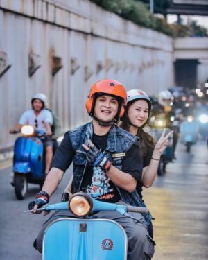 Reiner Manopo Instagram - Bahagia itu sederhana, ketika kita bisa mencintai sesuatu apa adanya bukan ada apanya. 
HAPPY MILAD @vespasanzclub 😍❤️💙🤙🏼
.
.
.
.
.
.
>>> Slide terakhir RVC (Rombongan Vespa Circus)
"naik vespa aja kita merem, apa lagi naikin...(lanjutkan) ✌🏼😝🤣
#reinermanopo #reinergmanopo #reinergrandiemanopo #adisty #adistyjuniar #scooterlife #scooterist #scooteristrasasusu #vespa #lover #vespasanzclub #vsc #sanzskutz #brangkutz #indonesia #komunitas #club #hobby #sunmori #nightride