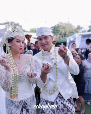 Reiner Manopo Instagram - Terimakasih banyak WO terbaik 😘❤️🥰😍👏🏼
@shofiaahmad_makeup @shofiaahmad_wedding @shofiaahmadwedding.id  #reinermanopo #adistyjuniar #wedding #weddingdress #weddingdecor  #weddingmakeup #weddingmoments