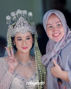 Reiner Manopo Instagram - Terimakasih banyak WO terbaik 😘❤️🥰😍👏🏼
@shofiaahmad_makeup @shofiaahmad_wedding @shofiaahmadwedding.id  #reinermanopo #adistyjuniar #wedding #weddingdress #weddingdecor  #weddingmakeup #weddingmoments