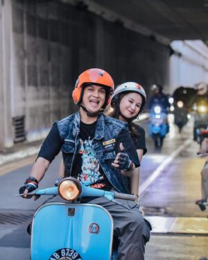 Reiner Manopo Instagram - Bahagia itu sederhana, ketika kita bisa mencintai sesuatu apa adanya bukan ada apanya. 
HAPPY MILAD @vespasanzclub 😍❤️💙🤙🏼
.
.
.
.
.
.
>>> Slide terakhir RVC (Rombongan Vespa Circus)
"naik vespa aja kita merem, apa lagi naikin...(lanjutkan) ✌🏼😝🤣
#reinermanopo #reinergmanopo #reinergrandiemanopo #adisty #adistyjuniar #scooterlife #scooterist #scooteristrasasusu #vespa #lover #vespasanzclub #vsc #sanzskutz #brangkutz #indonesia #komunitas #club #hobby #sunmori #nightride