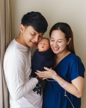 Reiner Manopo Instagram - Alhamdulillah terimaksih ya Allah engkau memberikan keluarga yg luar biasa dan terimakasih atas semua nikmat yg telah Engkau berikan selama ini, hamba hanya bisa bersyukur & berserah semua kepada-Mu ya Allah aamiin aamiin aamiin ya rabbalalamin alhamdulillah wa syukurillah 🤲🏼😘❤️ 
.
.
.
.
.
btw slide terakir Junior @remmymanopo cuma mau bilang 
"terimakasih papa, aku suka banget potongan rambutnya, KEREEN👊🏼😎🔥"
#reinermanopo #reinergmanopo #reinergrandiemanopo #actor #indonesia #family #love #bigfamily #ilovemyfamily