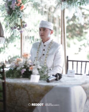 Reiner Manopo Instagram - Cerita pernikahan @reinermanopo dan @adistyjuniar 

Keseruan yang berhasil kita abadikan, hingga konvoi vespa yang unik ala @reinermanopo 

Terimakasih untuk semua. Reddot hadir untuk me #luaskanjangkauanmu dengan menghubungkan tamu2 yang jauh menjadi dekat. Salut untuk partisipasi para tamu, hingga total ada lebih dari 45k penonton online yang hadir menoton akad dan resepsi kak Reiner dan Adisty ♥️♥️♥️

cek foto lain di: bit.ly/AdistyReiner