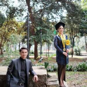 Reiner Manopo Instagram - Congraduatioooon cantiknya aku
@adistyjuniar S.I.Kom ❤️😍
So proud of you ❤️😘😍🤗
.
.
.
selamat datang didunia yg sesungguhnya 🔥😎🤙🏼
#reinermanopo #reinergmanopo #reinergrandiemanopo #adisty #wisuda #congraduation