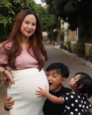 Reiner Manopo Instagram - Alhamdulillah terimaksih ya Allah engkau memberikan keluarga yg luar biasa dan terimakasih atas semua nikmat yg telah Engkau berikan selama ini, hamba hanya bisa bersyukur & berserah semua kepada-Mu ya Allah aamiin aamiin aamiin ya rabbalalamin alhamdulillah wa syukurillah 🤲🏼😘❤️ 
.
.
.
.
.
btw slide terakir Junior @remmymanopo cuma mau bilang 
"terimakasih papa, aku suka banget potongan rambutnya, KEREEN👊🏼😎🔥"
#reinermanopo #reinergmanopo #reinergrandiemanopo #actor #indonesia #family #love #bigfamily #ilovemyfamily