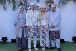 Reiner Manopo Instagram - Pelukan hangat papa yang ga pernah bisa reiner lupain. terimakasih papa sudah mengajarkan banyak hal, walaupun kurang dari setahun reiner kenal papa. kayanya ga adil aja gitu baru sebentar kita ketemu, padahal masih banyak yg reiner mau tanyain, masih banyak jg yg mau reiner pelajarin dari papa. tp ternyata Allah lebih sayang sama papa. Papa orang baik insyaAllah husnul khatimah. 
InsyaAllah semua kata2 papa dan janji yg udah kita buat didalam pelukan ini reiner akan selalu ingat seumur hidup!!! 
I LOVE YOU PAPSKY ❤️😎😘
.
.
innalilahiwainnailaihi rojiun telah berpulang ke Rahmatullah Papa Remmy Julian Firman Atmadipura 😘❤️🥰 
23 juli 1974 - 15 september 2023 ❤️❤️❤️
#papsky #superdaddy #papa #love #restinpeace #innalillahiwainnailaihirojiun