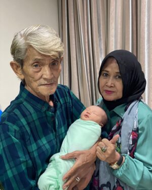 Reiner Manopo Instagram - Alhamdulillah terimaksih ya Allah engkau memberikan keluarga yg luar biasa dan terimakasih atas semua nikmat yg telah Engkau berikan selama ini, hamba hanya bisa bersyukur & berserah semua kepada-Mu ya Allah aamiin aamiin aamiin ya rabbalalamin alhamdulillah wa syukurillah 🤲🏼😘❤️ 
.
.
.
.
.
btw slide terakir Junior @remmymanopo cuma mau bilang 
"terimakasih papa, aku suka banget potongan rambutnya, KEREEN👊🏼😎🔥"
#reinermanopo #reinergmanopo #reinergrandiemanopo #actor #indonesia #family #love #bigfamily #ilovemyfamily