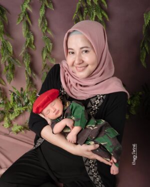 Reiner Manopo Instagram - Alhamdulillah terimaksih ya Allah engkau memberikan keluarga yg luar biasa dan terimakasih atas semua nikmat yg telah Engkau berikan selama ini, hamba hanya bisa bersyukur & berserah semua kepada-Mu ya Allah aamiin aamiin aamiin ya rabbalalamin alhamdulillah wa syukurillah 🤲🏼😘❤️ 
.
.
.
.
.
btw slide terakir Junior @remmymanopo cuma mau bilang 
"terimakasih papa, aku suka banget potongan rambutnya, KEREEN👊🏼😎🔥"
#reinermanopo #reinergmanopo #reinergrandiemanopo #actor #indonesia #family #love #bigfamily #ilovemyfamily
