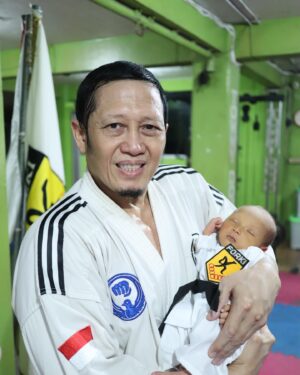 Reiner Manopo Instagram - Alhamdulillah terimaksih ya Allah engkau memberikan keluarga yg luar biasa dan terimakasih atas semua nikmat yg telah Engkau berikan selama ini, hamba hanya bisa bersyukur & berserah semua kepada-Mu ya Allah aamiin aamiin aamiin ya rabbalalamin alhamdulillah wa syukurillah 🤲🏼😘❤️ 
.
.
.
.
.
btw slide terakir Junior @remmymanopo cuma mau bilang 
"terimakasih papa, aku suka banget potongan rambutnya, KEREEN👊🏼😎🔥"
#reinermanopo #reinergmanopo #reinergrandiemanopo #actor #indonesia #family #love #bigfamily #ilovemyfamily