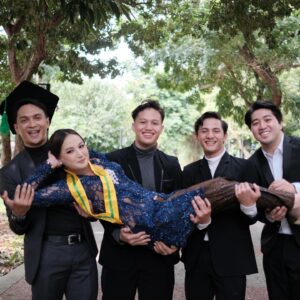 Reiner Manopo Instagram - Congraduatioooon cantiknya aku
@adistyjuniar S.I.Kom ❤️😍
So proud of you ❤️😘😍🤗
.
.
.
selamat datang didunia yg sesungguhnya 🔥😎🤙🏼
#reinermanopo #reinergmanopo #reinergrandiemanopo #adisty #wisuda #congraduation