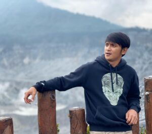 Reiner Manopo Instagram - Aku mah diajak naik aja udah bahagia, apalagi...(lanjutkan)😍
.
.
.
.
>>>>>JANGAN dislide sampe ujung!
.
.
.
.
ntar nanyain yg satunya lg 😝🙈
#adisty #reinermanopo #reinergmanopo #reinergrandiemanopo #adistyjuniar #couplegoals #summit #highking #jalanjalan #nature #santuy