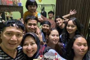 Reiner Manopo Instagram - Pelukan hangat papa yang ga pernah bisa reiner lupain. terimakasih papa sudah mengajarkan banyak hal, walaupun kurang dari setahun reiner kenal papa. kayanya ga adil aja gitu baru sebentar kita ketemu, padahal masih banyak yg reiner mau tanyain, masih banyak jg yg mau reiner pelajarin dari papa. tp ternyata Allah lebih sayang sama papa. Papa orang baik insyaAllah husnul khatimah. 
InsyaAllah semua kata2 papa dan janji yg udah kita buat didalam pelukan ini reiner akan selalu ingat seumur hidup!!! 
I LOVE YOU PAPSKY ❤️😎😘
.
.
innalilahiwainnailaihi rojiun telah berpulang ke Rahmatullah Papa Remmy Julian Firman Atmadipura 😘❤️🥰 
23 juli 1974 - 15 september 2023 ❤️❤️❤️
#papsky #superdaddy #papa #love #restinpeace #innalillahiwainnailaihirojiun