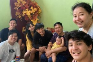 Reiner Manopo Instagram - Pelukan hangat papa yang ga pernah bisa reiner lupain. terimakasih papa sudah mengajarkan banyak hal, walaupun kurang dari setahun reiner kenal papa. kayanya ga adil aja gitu baru sebentar kita ketemu, padahal masih banyak yg reiner mau tanyain, masih banyak jg yg mau reiner pelajarin dari papa. tp ternyata Allah lebih sayang sama papa. Papa orang baik insyaAllah husnul khatimah. 
InsyaAllah semua kata2 papa dan janji yg udah kita buat didalam pelukan ini reiner akan selalu ingat seumur hidup!!! 
I LOVE YOU PAPSKY ❤️😎😘
.
.
innalilahiwainnailaihi rojiun telah berpulang ke Rahmatullah Papa Remmy Julian Firman Atmadipura 😘❤️🥰 
23 juli 1974 - 15 september 2023 ❤️❤️❤️
#papsky #superdaddy #papa #love #restinpeace #innalillahiwainnailaihirojiun