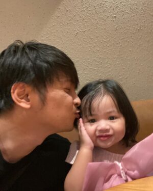 Reiner Manopo Instagram - Alhamdulillah terimaksih ya Allah engkau memberikan keluarga yg luar biasa dan terimakasih atas semua nikmat yg telah Engkau berikan selama ini, hamba hanya bisa bersyukur & berserah semua kepada-Mu ya Allah aamiin aamiin aamiin ya rabbalalamin alhamdulillah wa syukurillah 🤲🏼😘❤️ 
.
.
.
.
.
btw slide terakir Junior @remmymanopo cuma mau bilang 
"terimakasih papa, aku suka banget potongan rambutnya, KEREEN👊🏼😎🔥"
#reinermanopo #reinergmanopo #reinergrandiemanopo #actor #indonesia #family #love #bigfamily #ilovemyfamily