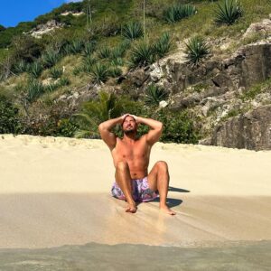 Rémi Notta Instagram - Alerte à bats les coui**es 😘 #malibu #pardon