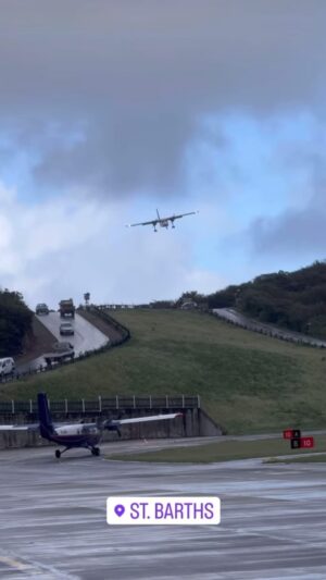 Rémi Notta Instagram - Bravo Mr le pilote @superr_flyy ✈️ 👏 🔥  #miami #stbarth #saintbarth #newyork #fly #landing #insolite #caraibe #airplane #pilot #guadeloupe