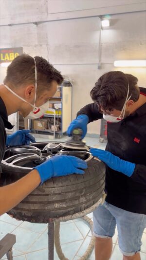 Rémi Notta Instagram - 🙀Aujourd’hui j’ai eu le plaisir d’accueillir @reminotta pour un petit cour de réparation. 
Un moment de rigolade autour de la réparation des jantes de sa Mini john Cooper Works 🚗( qui sera d’ailleurs bientôt en vente)

Nous avons utilisé les fameux Cubitron 2. @3mcollision 

Merci @damienfsn de nous avoir filmé 

#frenchpainterlife 
#wheelrepair 
#wheels 
#rims 
#rimsrepair 
#repair 
#autobodyrepair 
#minijcw