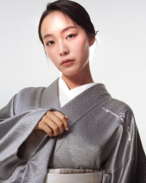 Ren Komai Instagram - 👘

Camera: @shunar50 
Styling: @murata___techi 
Hair & Makeup: @har__hm 

着物、一つ一つに味わいと物語があって惹かれます…💠