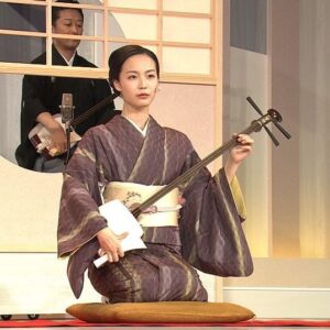 Ren Komai Instagram - 🦥

2月11日(日)15:05〜15:49、NHK総合にて放送される
「民謡魂〜ふるさとの唄〜」に出演させて頂きます！
久しぶりの民謡魂、どっきどきでしたがとても楽しかったです☺️
今回、熊本県芦北町で公開収録が行われました🐻

私はこの度、熊本の民謡「おてもやん」の誕生秘話、またそれに関わる女性2人の物語を
3時のヒロイン #かなで さんと共に演じさせて頂きました！
また、びっくりなお芝居ゲストもいらっしゃいますし、
私もとある初挑戦をさせて頂いてます！

熊本の民謡や芸能がたっぷり楽しめるステージの数々👀
是非ご覧ください！