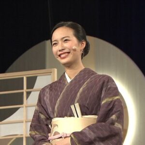 Ren Komai Instagram - 🦥

2月11日(日)15:05〜15:49、NHK総合にて放送される
「民謡魂〜ふるさとの唄〜」に出演させて頂きます！
久しぶりの民謡魂、どっきどきでしたがとても楽しかったです☺️
今回、熊本県芦北町で公開収録が行われました🐻

私はこの度、熊本の民謡「おてもやん」の誕生秘話、またそれに関わる女性2人の物語を
3時のヒロイン #かなで さんと共に演じさせて頂きました！
また、びっくりなお芝居ゲストもいらっしゃいますし、
私もとある初挑戦をさせて頂いてます！

熊本の民謡や芸能がたっぷり楽しめるステージの数々👀
是非ご覧ください！